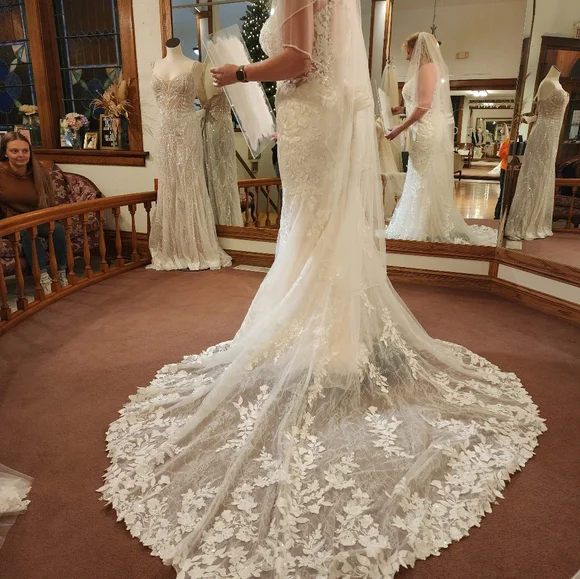 Wedding dress - Picture 3 of 11